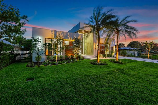 Backyard, Exterior, Facade, Modern