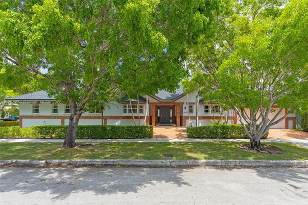 Exterior, Facade, Ranch