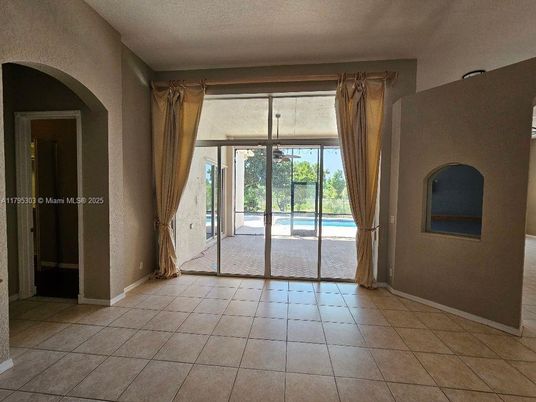 Empty room, Interior