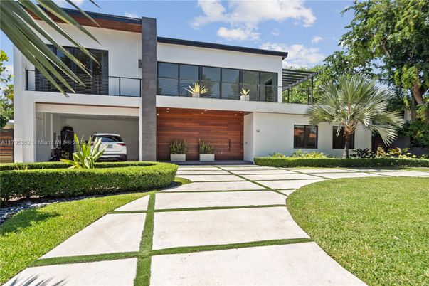 Attached, Backyard, Exterior, Facade, Modern