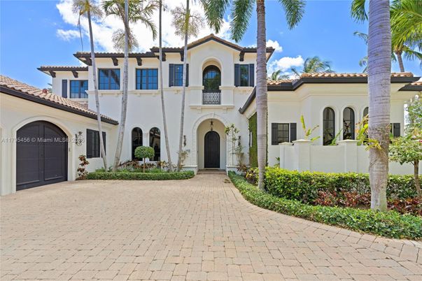 Attached, Exterior, Facade, Mediterranean