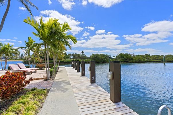 Exterior, Lake
