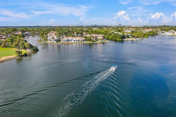 Exterior, Lake
