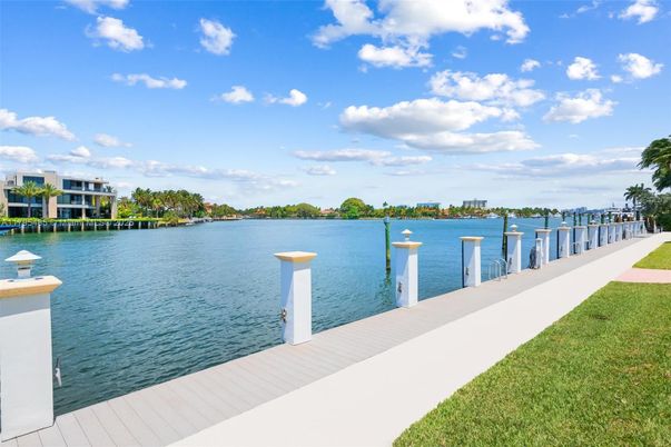 Exterior, Lake