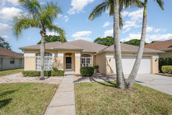 Attached, Exterior, Facade, Ranch
