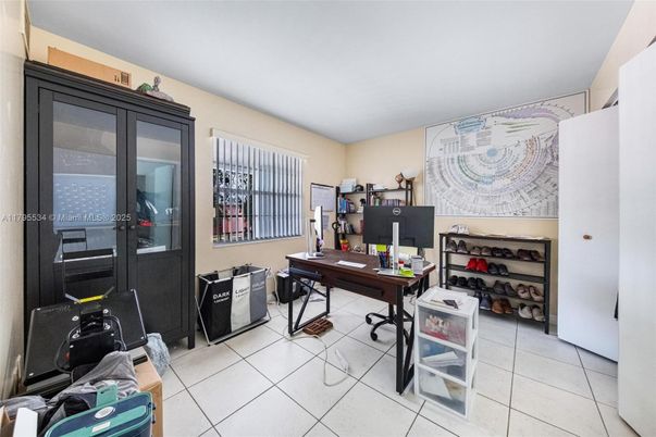 Home Office, Interior