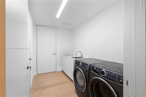 Interior, Recessed Lighting, Washer, Wood Texture Flooring