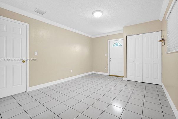 Empty room, Interior
