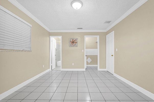 Empty room, Interior