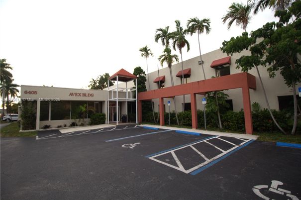 Exterior, Facade, Modern