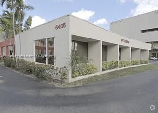 Exterior, Facade, Modern