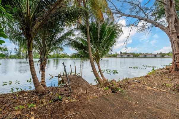 Exterior, Lake