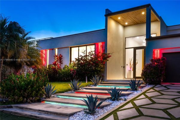 Backyard, Exterior, Facade, Modern