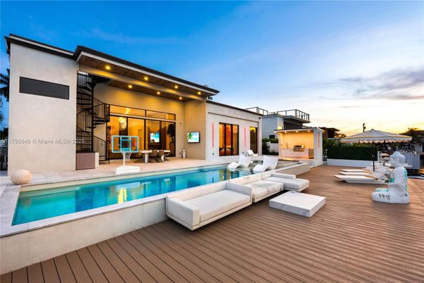 Exterior, Pool