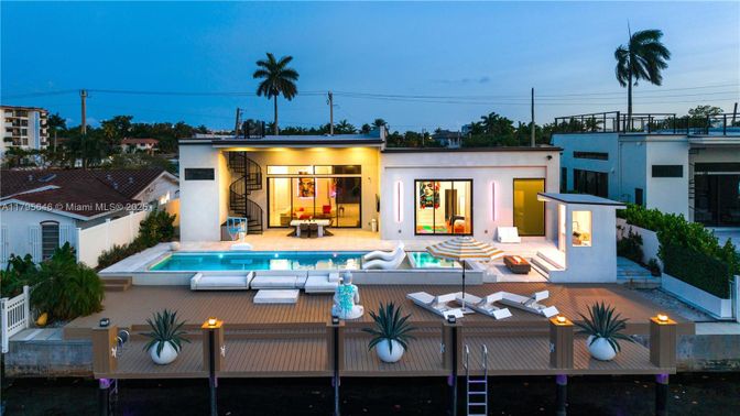 Exterior, Pool