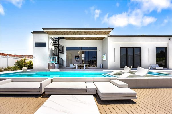 Exterior, Pool