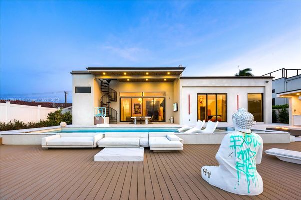 Exterior, Pool