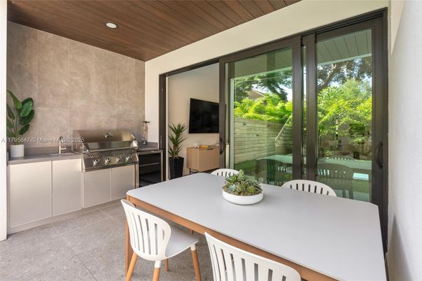 Dining room, Exterior