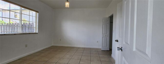 Empty room, Interior, Pendant Lights