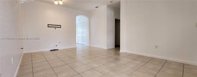 Empty room, Interior
