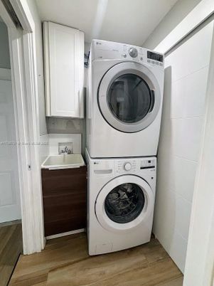 Interior, Utility Closets, Washer, Wood Texture Flooring