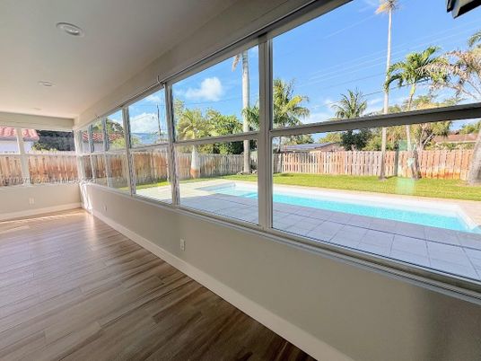 Interior, Recessed Lighting, Sun Room, Wood Texture Flooring