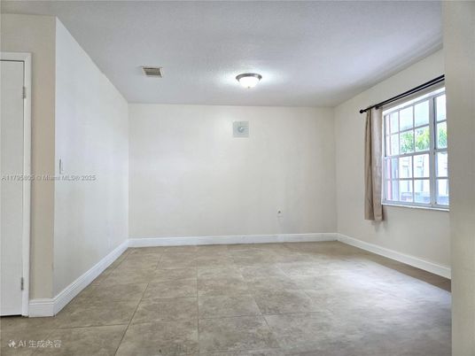 Empty room, Interior
