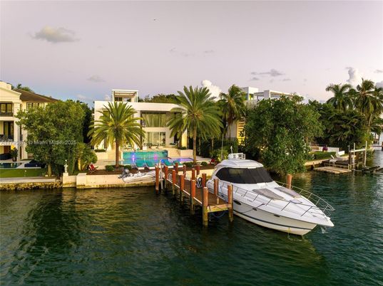 Exterior, Lake
