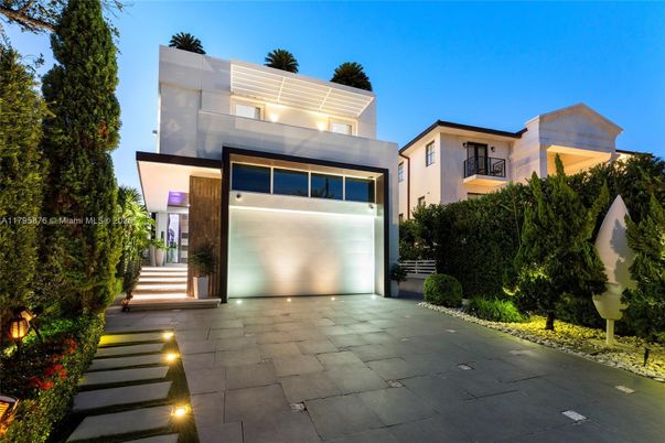 Attached, Exterior, Facade, Modern