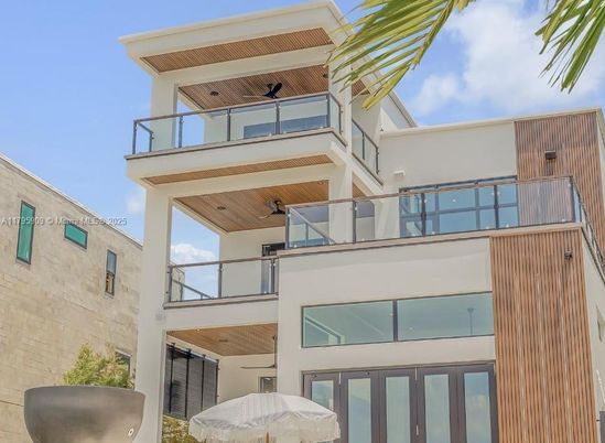 Exterior, Facade, Modern