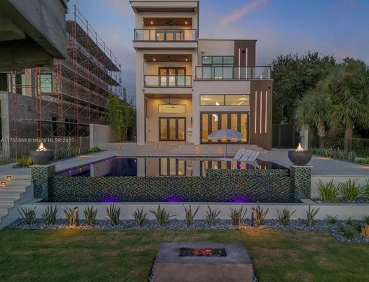Backyard, Exterior, Facade, Pool, Modern