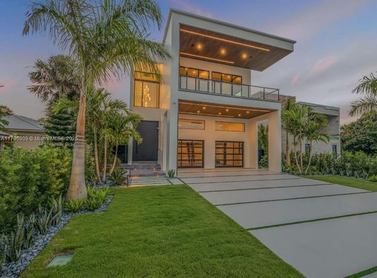 Attached, Backyard, Exterior, Facade, Modern