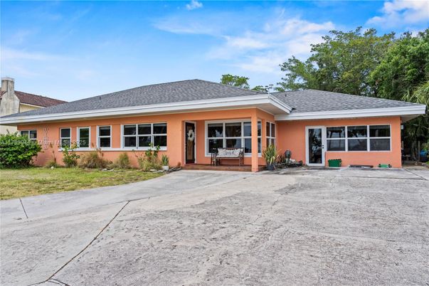Exterior, Facade, Ranch