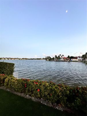 Exterior, Lake