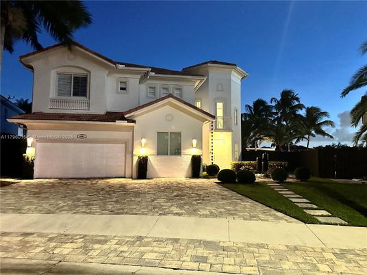 Attached, Exterior, Facade, Mediterranean