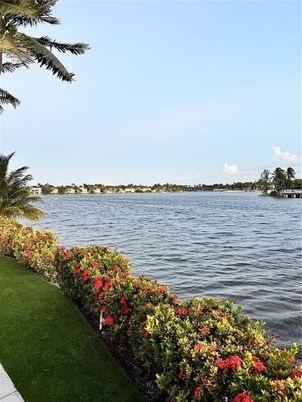 Exterior, Lake