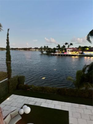 Exterior, Lake