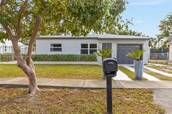 Attached, Exterior, Facade, Ranch