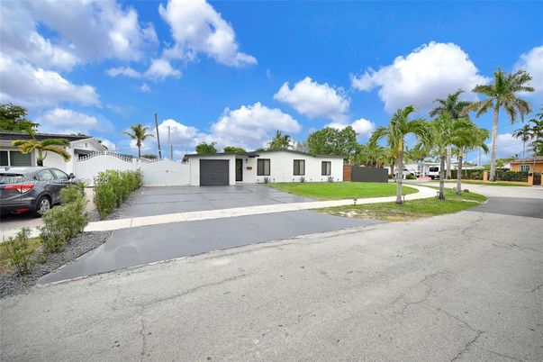 Attached, Exterior, Facade, Ranch