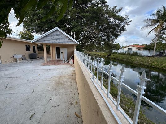 Exterior, Lake