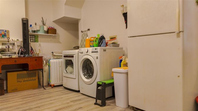 Interior, Washer, Wood Texture Flooring