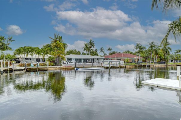 Exterior, Lake