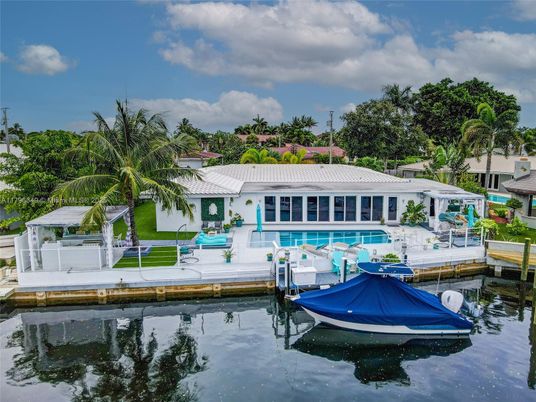 Exterior, Lake
