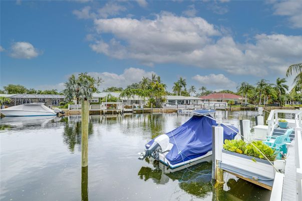Exterior, Lake