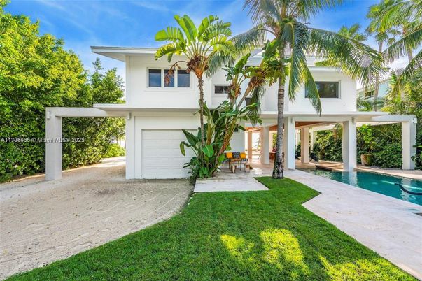 Attached, Exterior, Facade, Pool, Modern