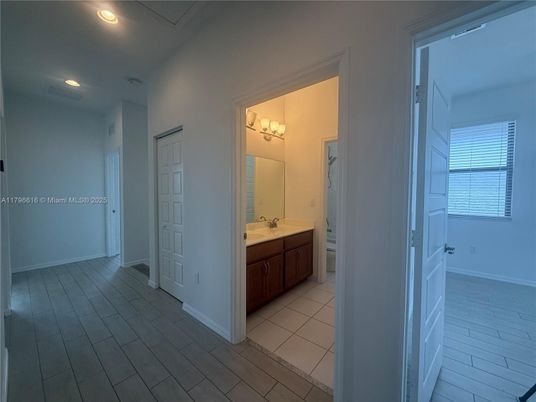 Bathroom, Interior, Recessed Lighting