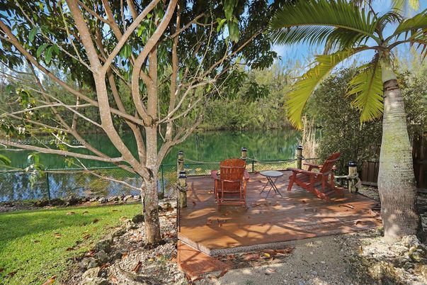 Exterior, Lake