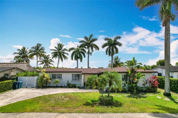 Backyard, Exterior, Facade, Ranch