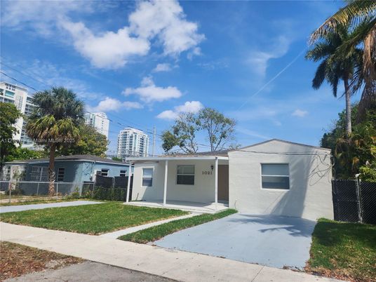 Backyard, Exterior, Facade, Ranch
