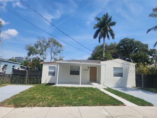 Backyard, Exterior, Facade, Ranch
